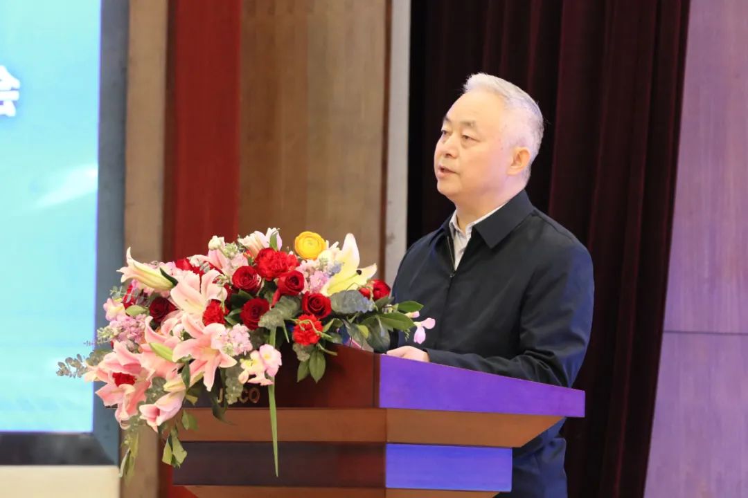 楊海峰在第七屆陜晉甘川（寧青新）建筑鋼企高峰論壇會議上指出：應對新變化、構筑新優勢、為西部經濟社會發展貢獻出新的更大力量！