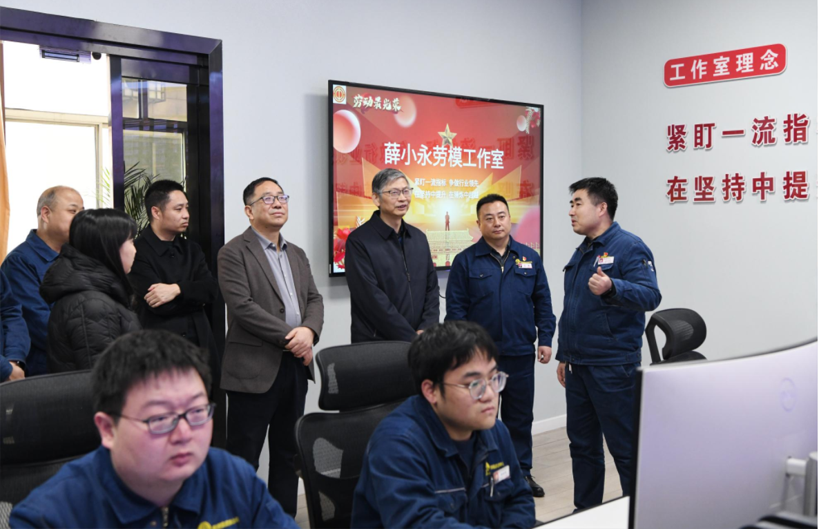 陜西省總工會黨組成員、副主席王占軍一行到陜鋼集團龍鋼公司慰問調研