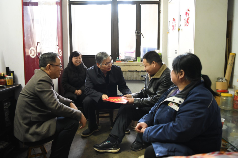 陜西省總工會黨組成員、副主席王占軍一行到陜鋼集團龍鋼公司慰問調研