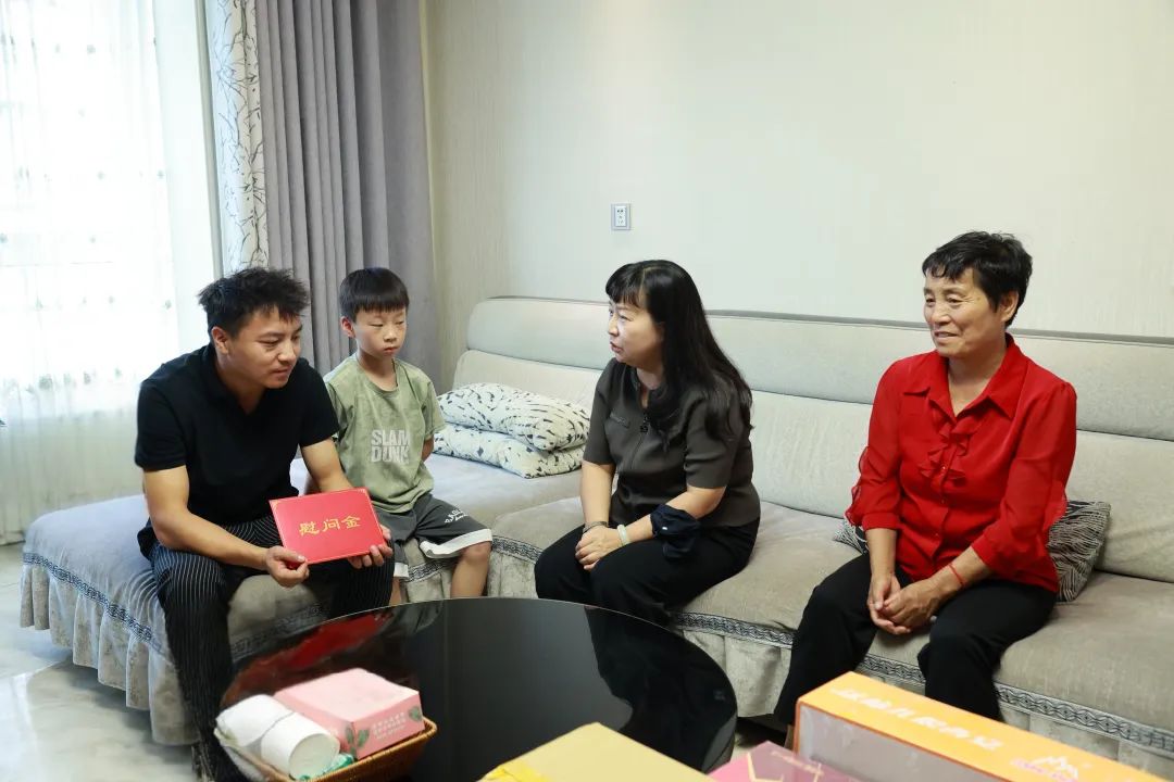 省機(jī)冶建工會(huì)主席劉小萍到陜鋼集團(tuán)漢鋼公司“送清涼”慰問(wèn)